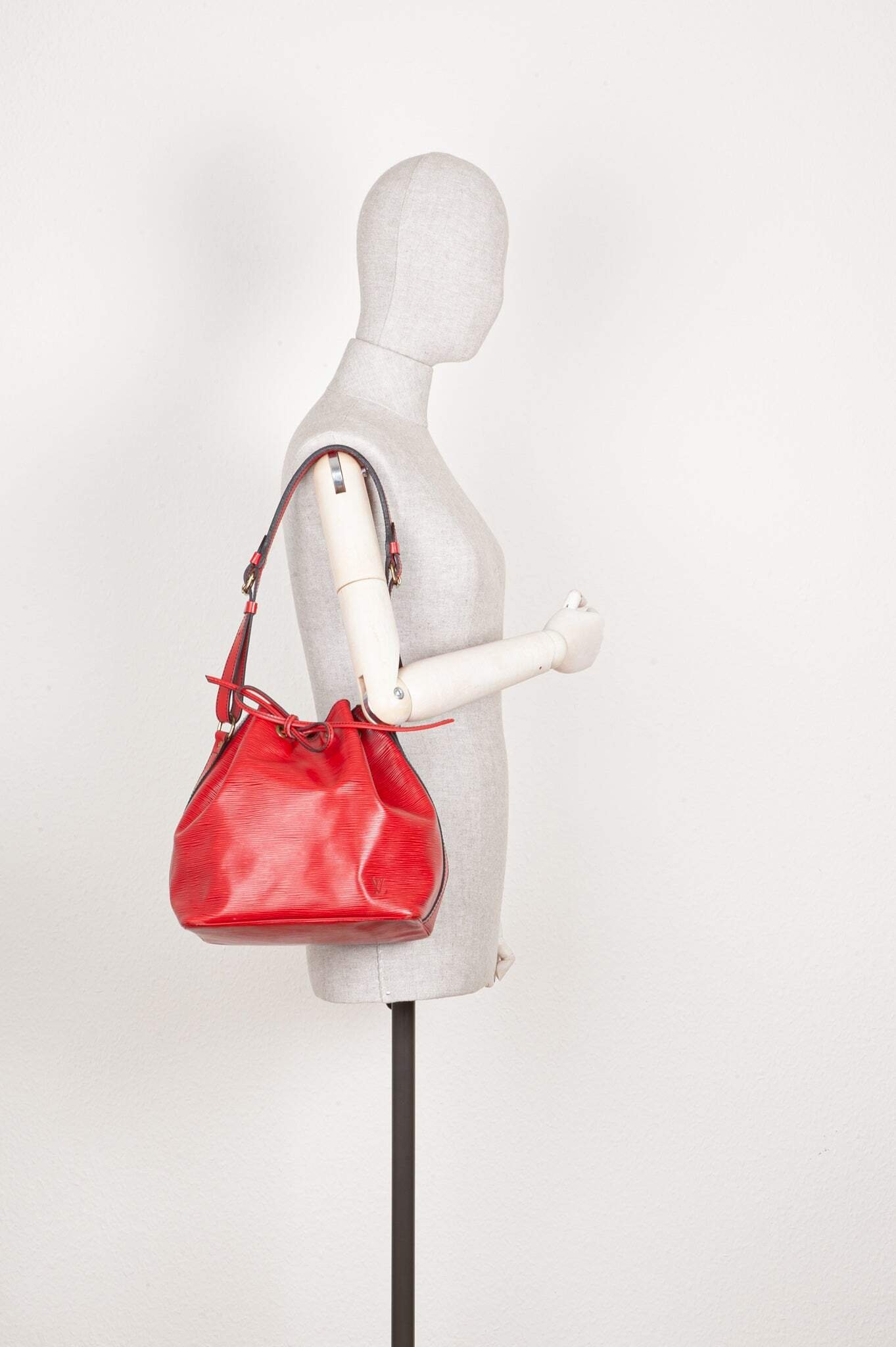 LOUIS VUITTON Petit Sac Noé Epi Red 1992 | AlmaBagz