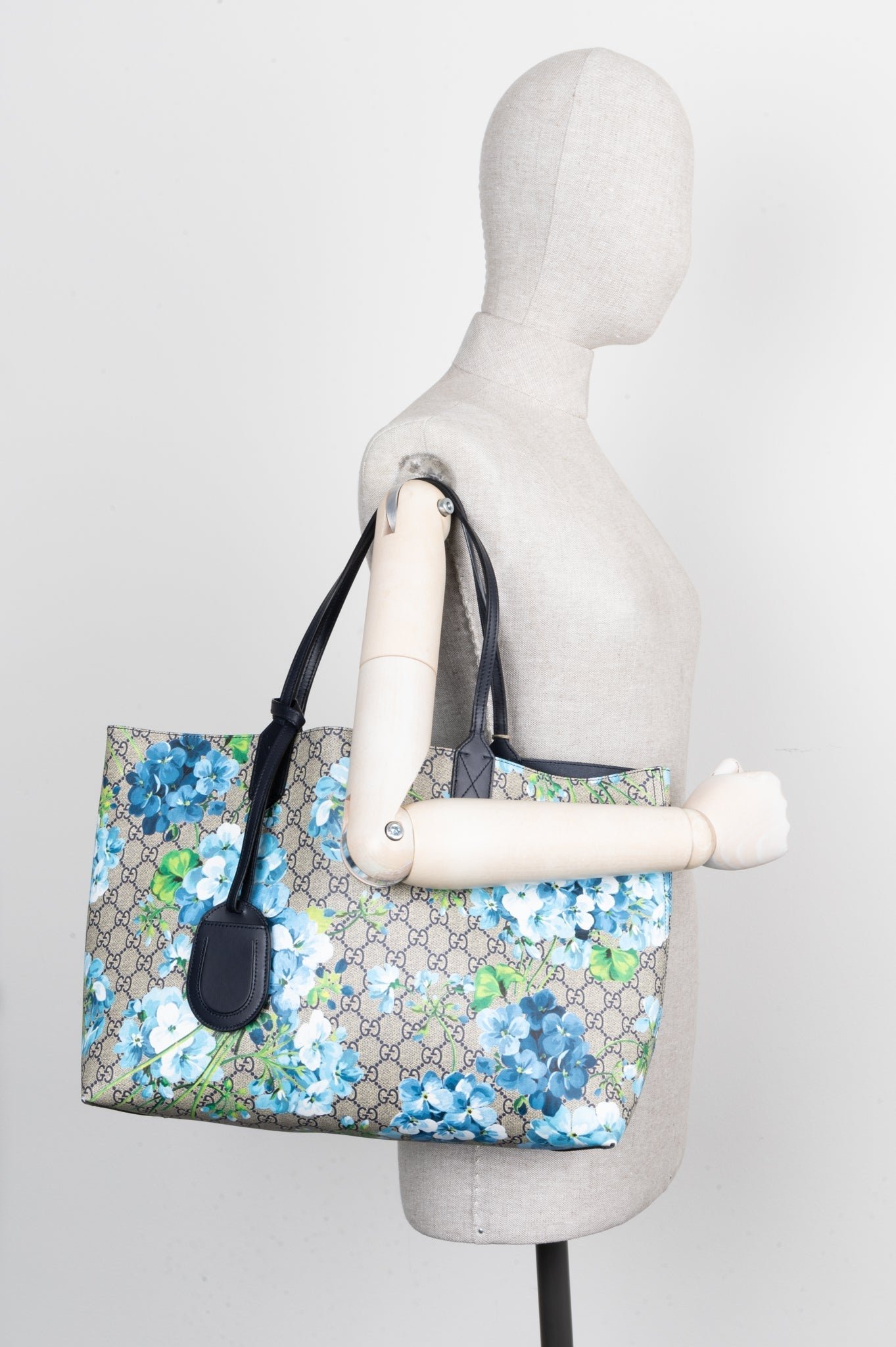 GUCCI Reversible Tote Blooms GG Supreme | AlmaBagz