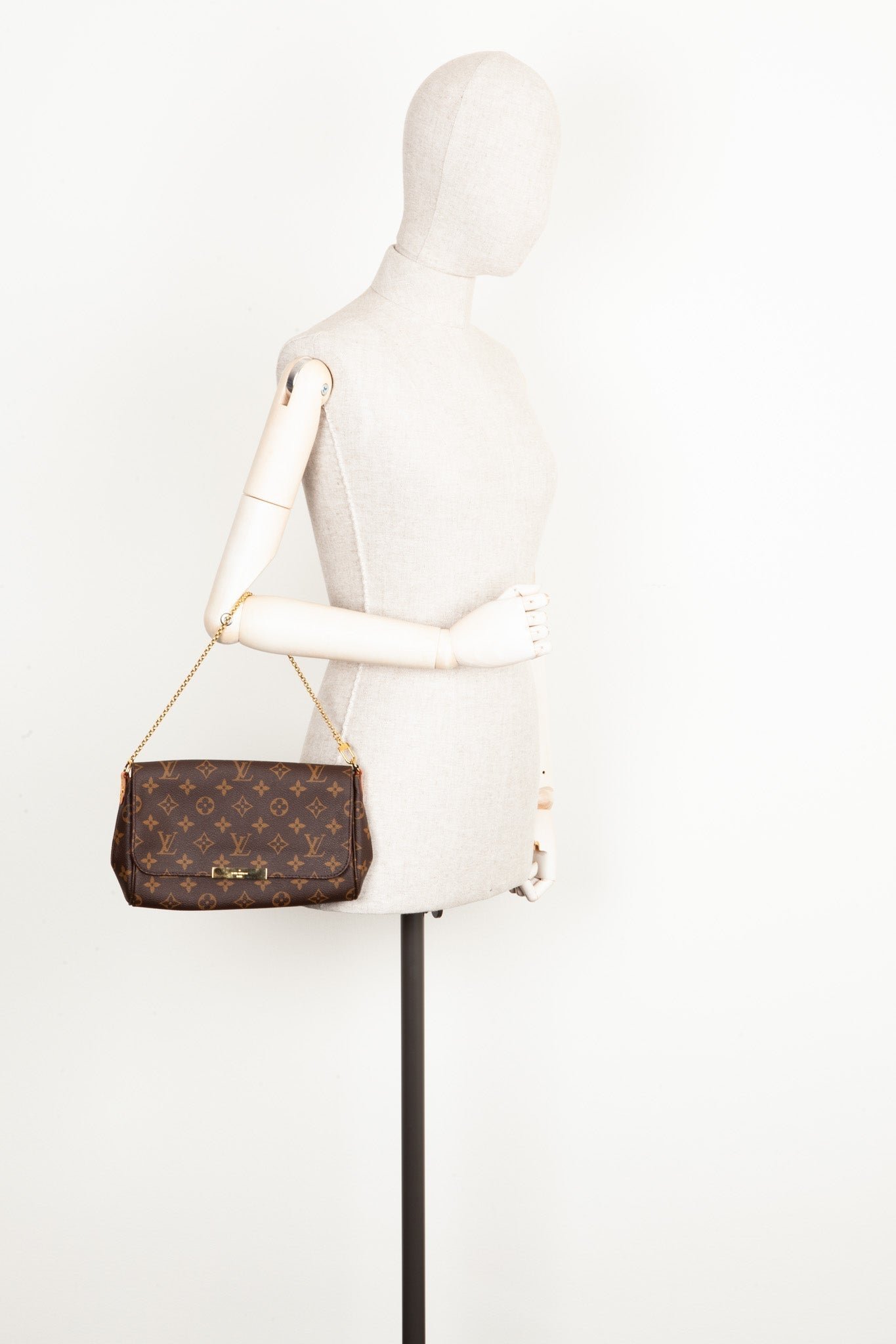 LOUIS VUITTON Favorite Handbag Monogram Canvas | AlmaBagz