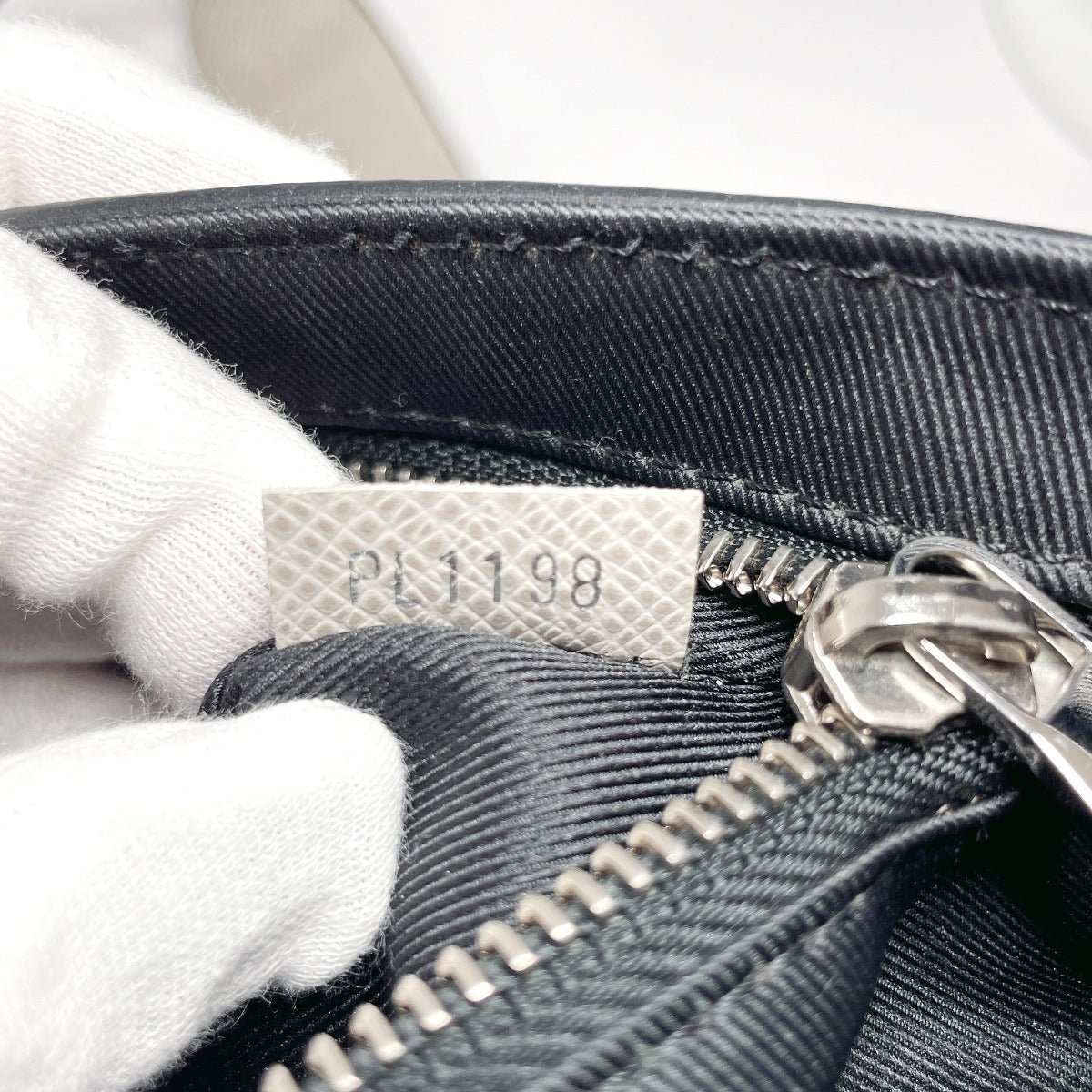 LOUIS VUITTON Shoulder Bag M32733 Taiga Leather off white Roman PM | AlmaBagz - Image 11