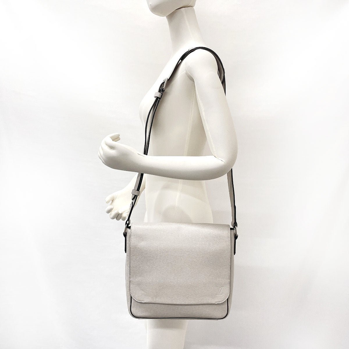 LOUIS VUITTON Shoulder Bag M32733 Taiga Leather off white Roman PM | AlmaBagz - Image 12