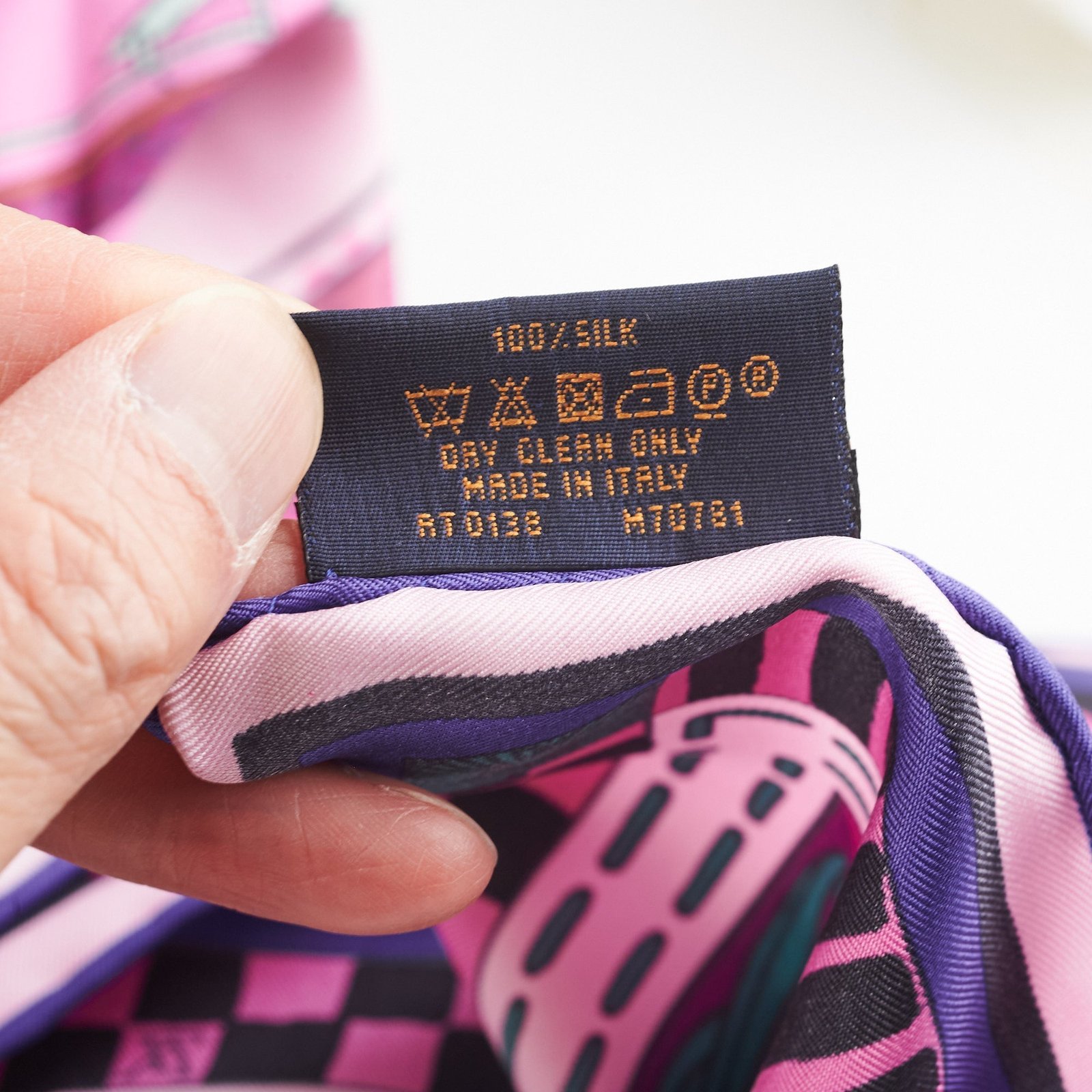 Louis Vuitton Scarf Magenta | AlmaBagz - Image 6