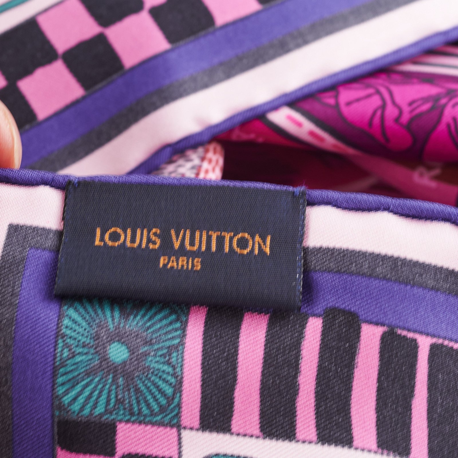 Louis Vuitton Scarf Magenta | AlmaBagz - Image 5