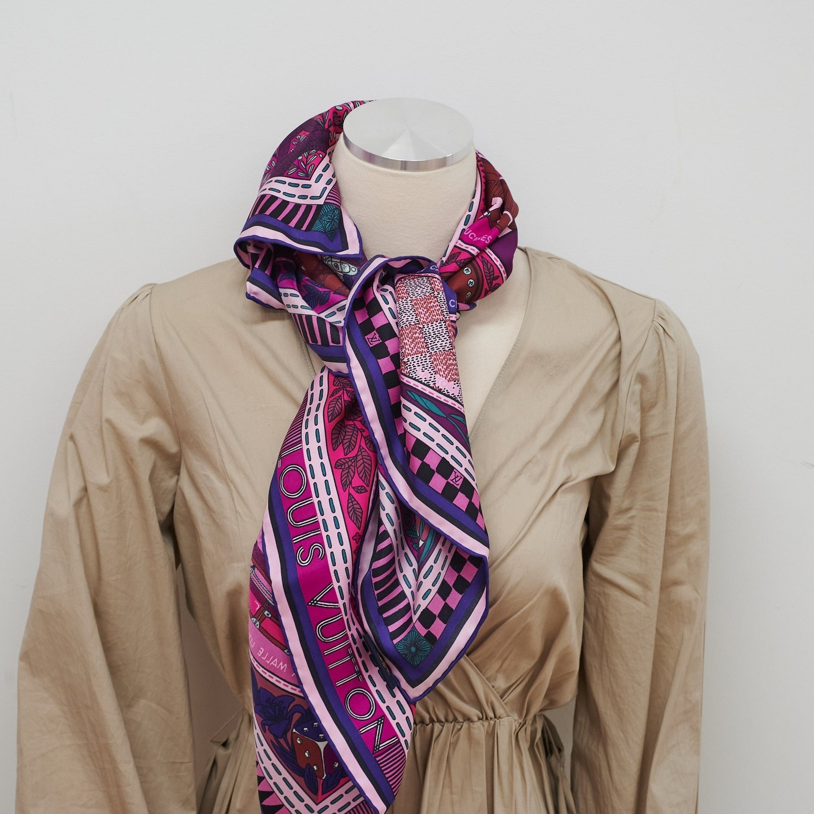 Louis Vuitton Scarf Magenta | AlmaBagz