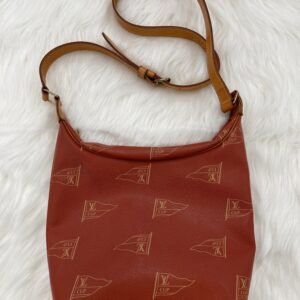 Handbag Designer By Louis Vuitton Size: Medium | AlmaBagz