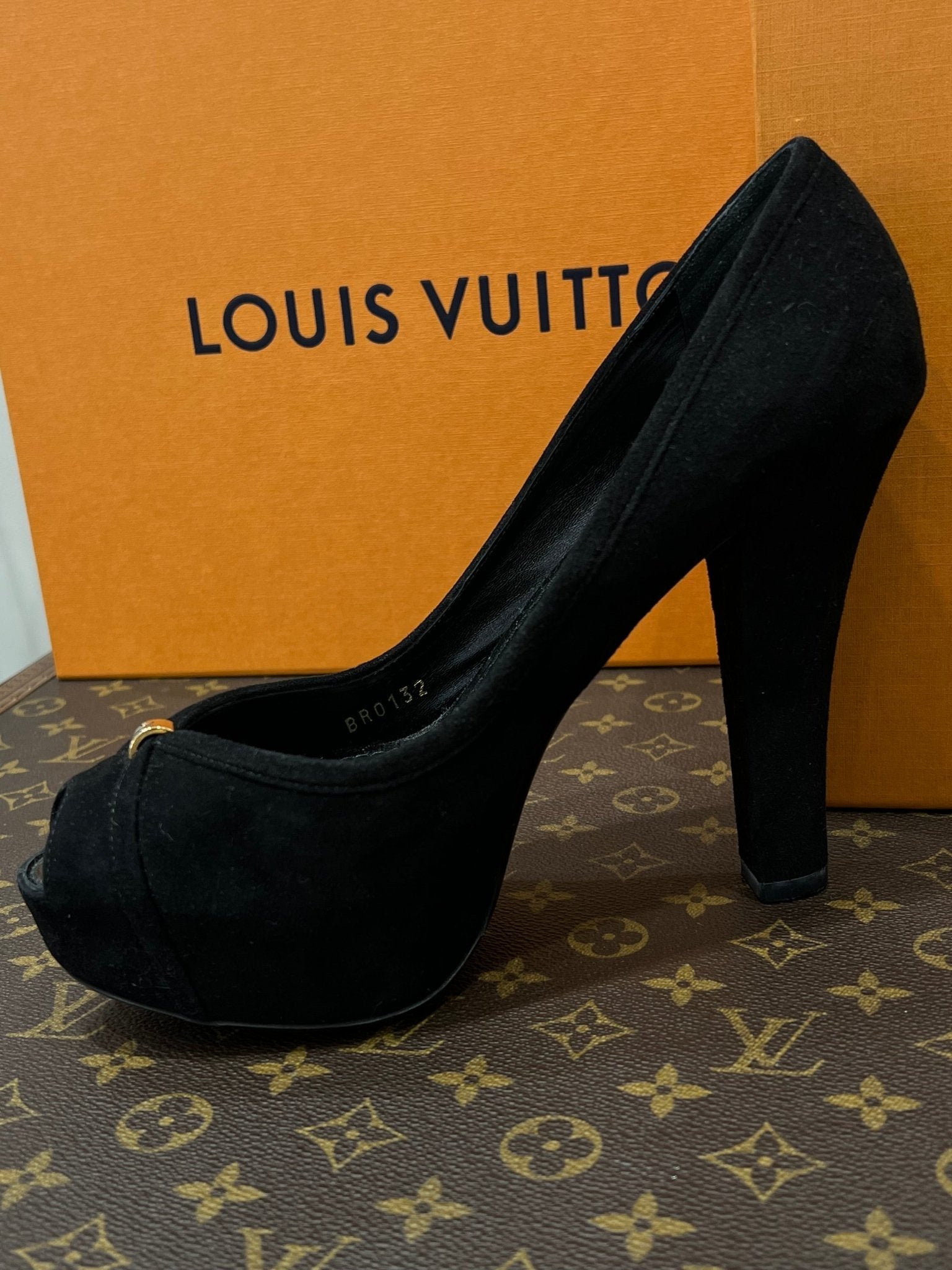 Louis Vuitton - escarpins plate-forme daim noir | AlmaBagz
