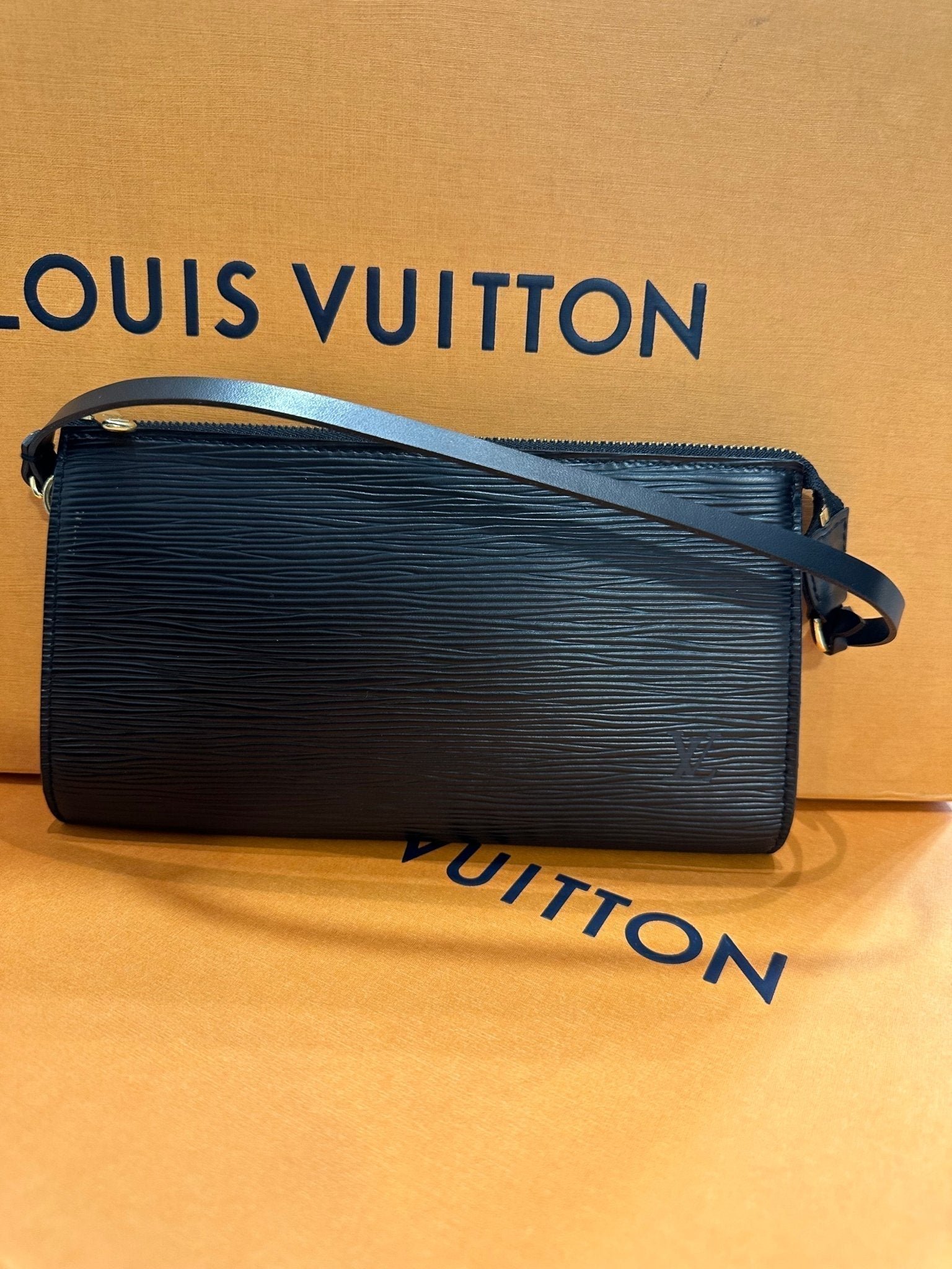 Louis Vuitton - Sac pochette accessoires PM cuir épi noir | AlmaBagz