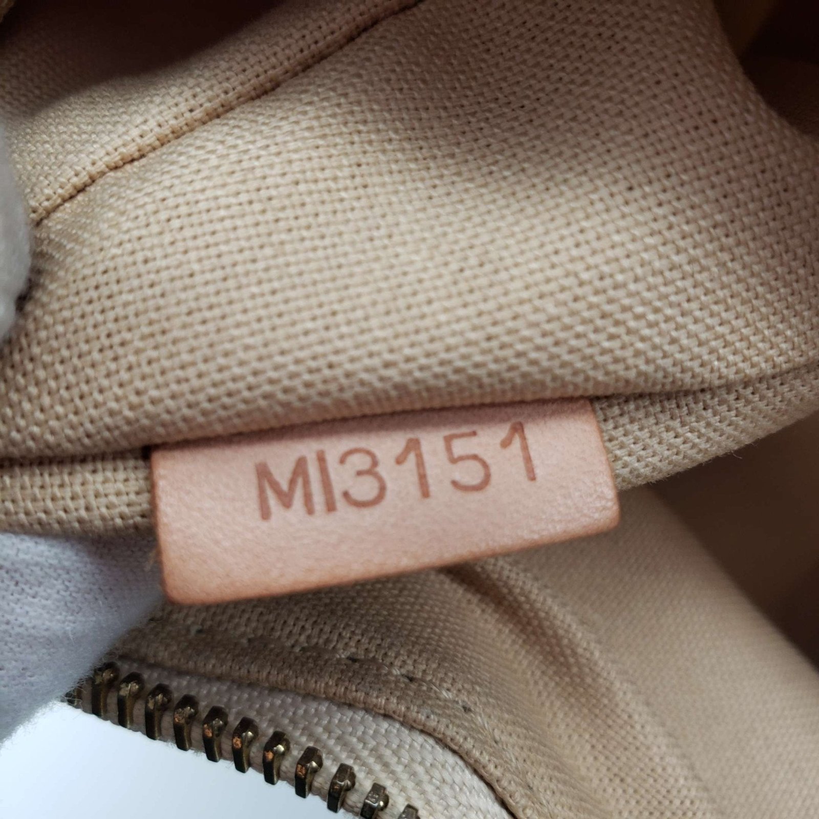 Louis Vuitton Siracusa MM Shoulder Bag | AlmaBagz - Image 16