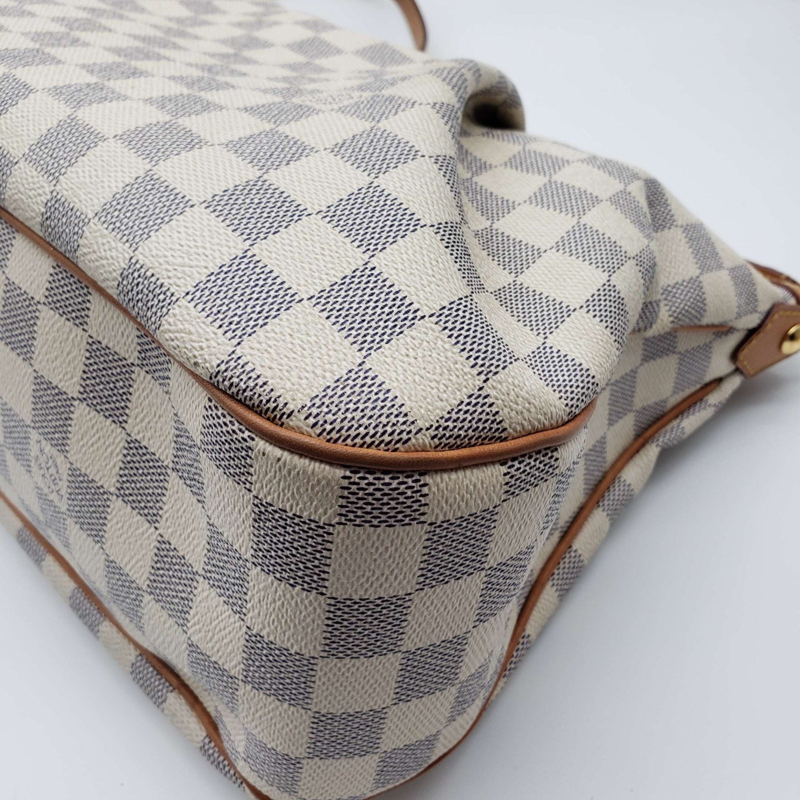 Louis Vuitton Siracusa MM Shoulder Bag | AlmaBagz - Image 12