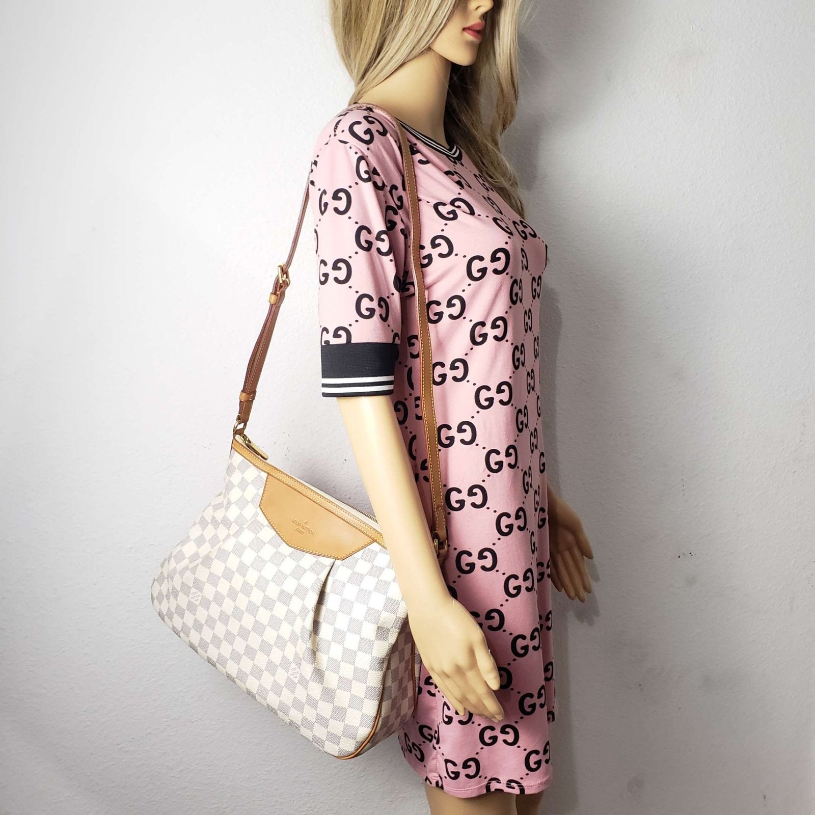 Louis Vuitton Siracusa MM Shoulder Bag | AlmaBagz - Image 17