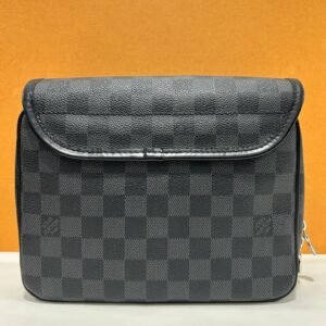 Louis vuitton - Trousse de toilette homme. | AlmaBagz