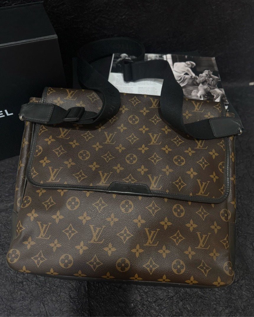 LOUIS VUITTON Classic Vintage Monogram Brown Crossbody Messenger Bag | AlmaBagz