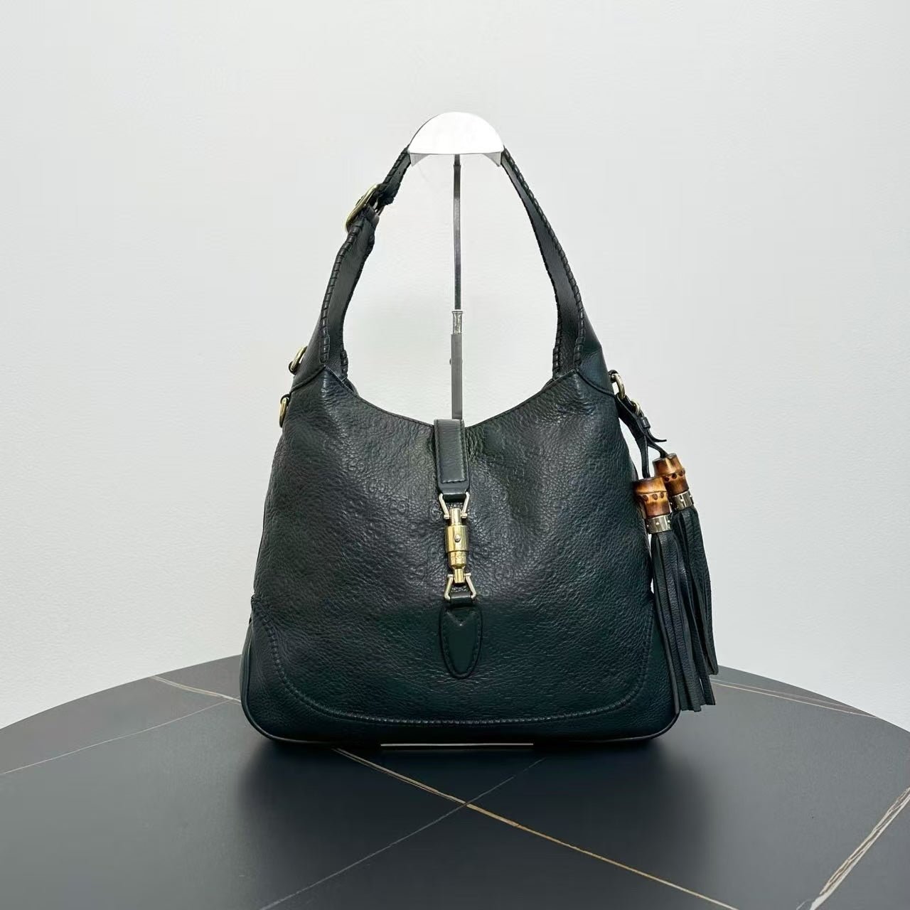 Gucci Indy Black Leather Shoulder Bag | AlmaBagz